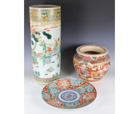 A Chinese famille verte decorated porcelain cylindrical stick stand, late 19th/early 20th century, painted with a figural sce