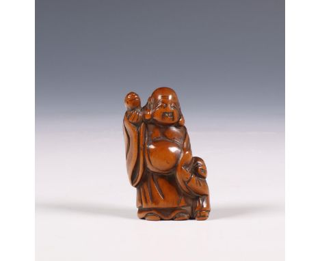 Japan, a boxwood netsuke, 19th century, showing a standing figure with child h. 4,8 cm [1]