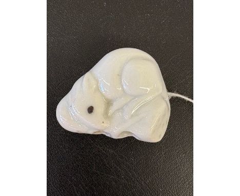 Japan, a white-glazed porcelain netsuke, 20th century, depicting a rat perched on a fruit l. 4 cm Uit de nalatenschap van Cle