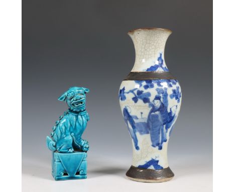 China, a Nanking blue and white porcelain vase and a turquoise-glazed model of a Buddhist lion, 19th-20th century, the vase p