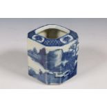 China, a small blue and white porcelain brushpot, 18th/ 19th century,