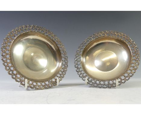 Stuart Devlin; A pair of silver Dishes, hallmarked London, 1979, of circular form with pierced and textured gilt border and p