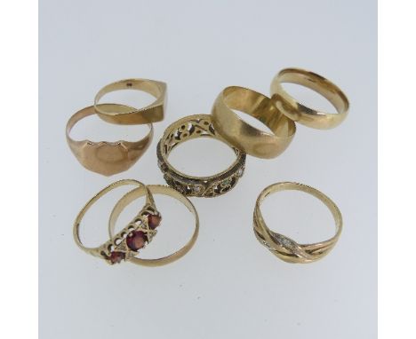 Five 9ct gold Bands,&nbsp;all mis-shapen / damaged,&nbsp;together with a small three stone garnet ring with diamond points, o