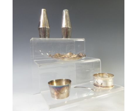 An Elizabeth II silver three piece Cruet Set, hallmarked Birmingham, 1969, makers mark ES, in a modernist style with hammered