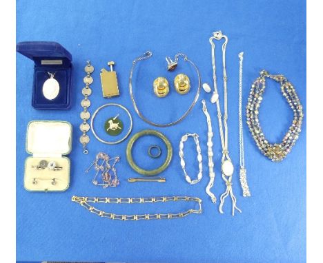 A small quantity of Costume Jewellery, including a yellow metal bar brooch, tests as high carat gold,&nbsp;with metal pin, gr