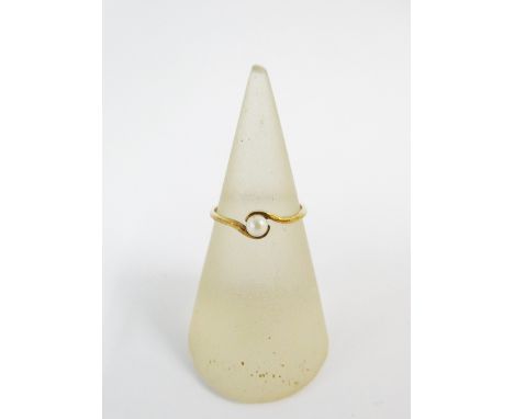 9ct gold solitaire pearl dress ring, full set of 375 hallmarks to the inner band, UK ring size M