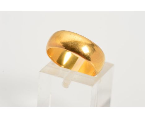 AN EARLY 20TH CENTURY 22CT GOLD BAND RING, of plain design, with 22ct hallmark for Birmingham 1910, ring size K 1/2, approxim