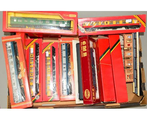 A QUANTITY OF BOXED OO GAUGE MODEL RAILWAY ITEMS, to include Hornby Class 47, No.D1672, B.R. two tone green livery (R060) (re