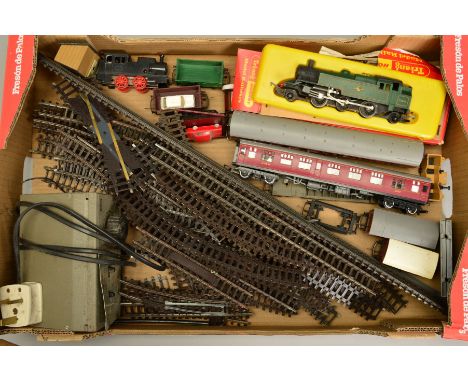 A QUANTITY OF BOXED AND UNBOXED OO GAUGE MODEL RAILWAY ITEMS, to include boxed Tri-ang Hornby Class 3MT tank locomotive No.82