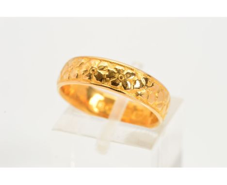 AN EARLY 20TH CENTURY 22CT GOLD BAND RING, with engraved floral detail, with 22ct gold hallmark for Birmingham 1915, ring siz