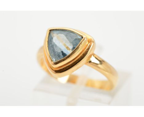 AN AQUAMARINE RING, the triangular aquamarine within a collet setting to the plain stepped surround and plain band, ring size