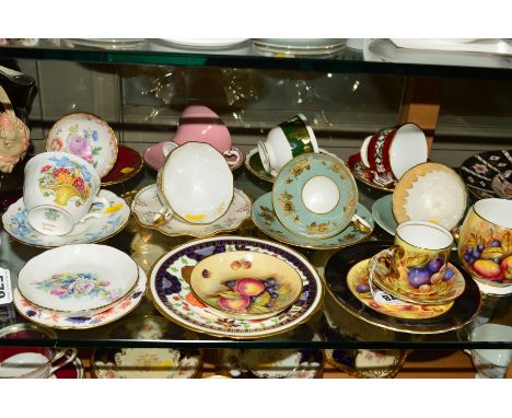 VARIOUS TEAWARES AND TRINKETS, to include Aynsley 'Orchard Gold' coffee can (chipped), a side plate, D.Jones, a trinket pot a