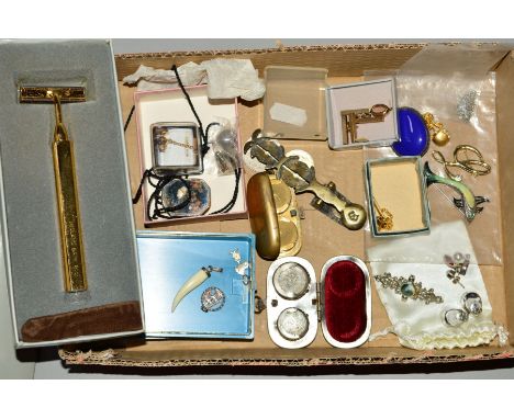 A SELECTION OF JEWELLERY AND MISCELLANEOUS ITEMS, to include a pair of 9ct gold chain link cufflinks with engine turned recta