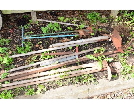 A COLLECTION OF VINTAGE GARDEN TOOLS (13)