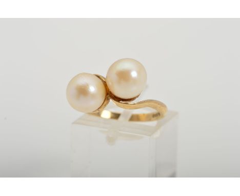 A 9CT GOLD CULTURED PEARL RING, designed as two spherical cultured pearls, with 9ct hallmark for London 1966, ring size O, ap