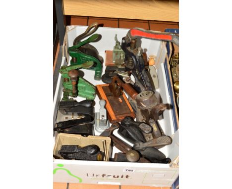 A COLLECTION OF TWENTY VINTAGE SINGLE ARM HOLE PUNCHES, various designs and sizes, two mounted on wooden blocks, including a 