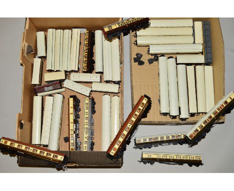A QUANTITY OF UNBOXED AND ASSORTED OO GAUGE G.W.R. ROLLING STOCK, assorted passenger coaches, vans, etc, mixture of ready mad