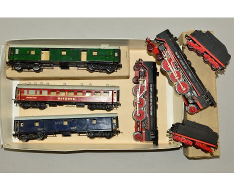 A QUANTITY OF BOXED AND UNBOXED TRIX EXPRESS HO GAUGE MODEL RAILWAY ITEMS, all of German outline, 2 x 4-6-2 locomotives, no m