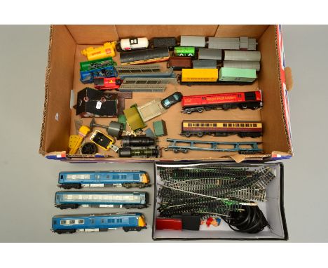 A QUANTITY OF UNBOXED AND ASSORTED OO GAUGE MODEL RAILWAY ITEMS, to include Hornby Class E2 tank locomotive, No.104, S.R. gre