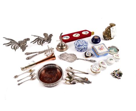 Assorted silver plated wares and collectibles, including: a pair of silver plated cockerel figures; a copper and brass huntin