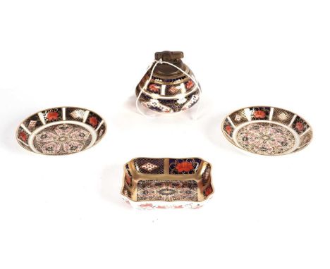 A collection of Royal Crown Derby ‘Imari’ pattern ceramics, comprising: a table lighter; a rectangular pin dish; and two circ