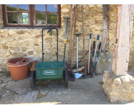 Qty of flower pots & a selection of tools (please remember to check condition of lots before  bidding at auction & absentee p