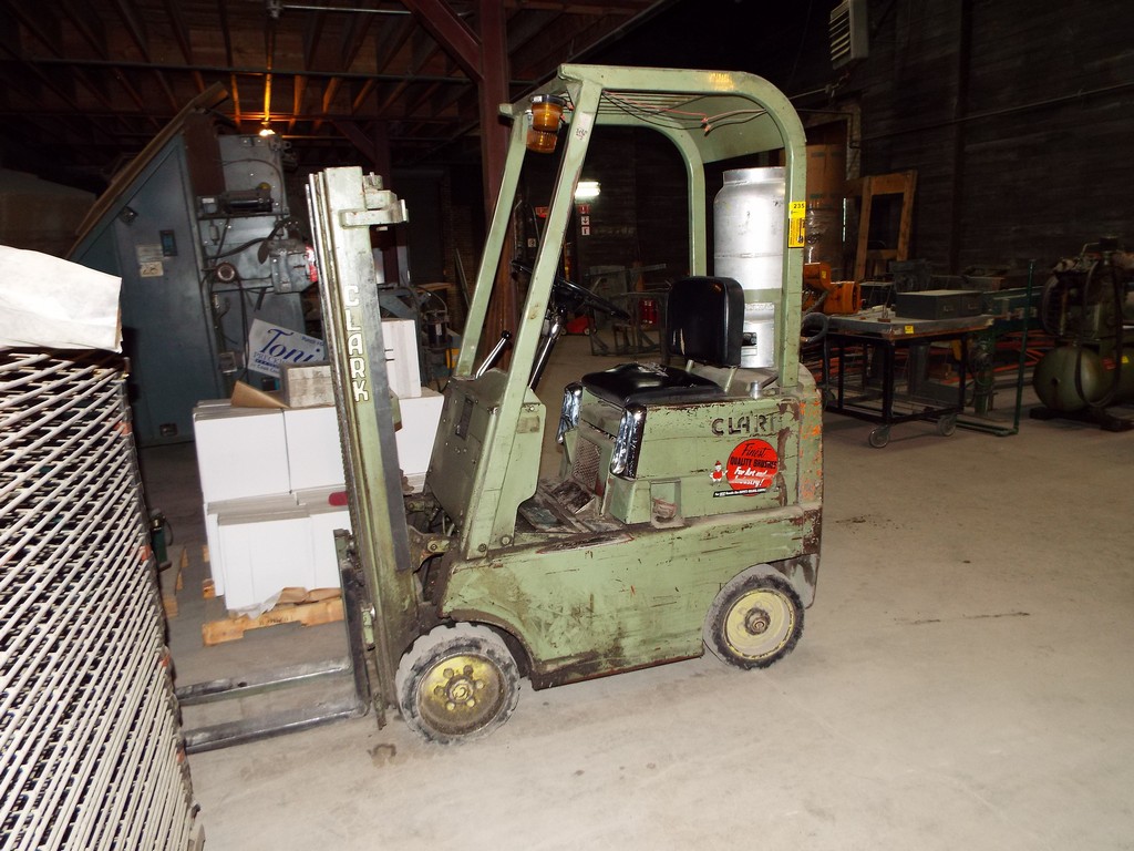 CLARK MODEL C25B LP GAS FORKLIFT TRUCK 2,500 LB CAPACITY 153'' MAX LIFT