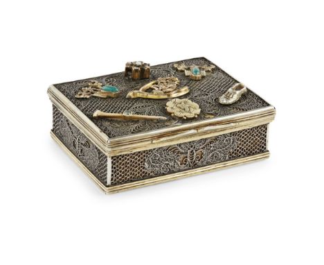 EXPORT SILVER FILIGREE BOX WITH RUSSIAN MOUNTSQING DYNASTY, CIRCA 1780 the rectangular box with a network of silver filigree 