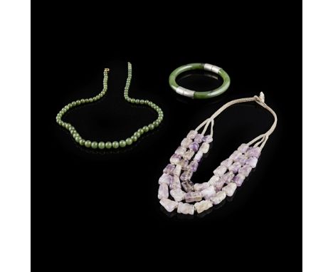 ASSEMBLED GROUP OF HARDSTONE JEWELLERYcomprising: a spinach-green jade bangle; a spinach-green jade necklace; and an amethyst