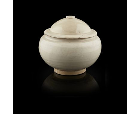 CIZHOU WHITE AND BLACK GLAZED JAR AND COVERNORTHERN SONG DYNASTY the rounded sides rising from a short straight foot, the ext