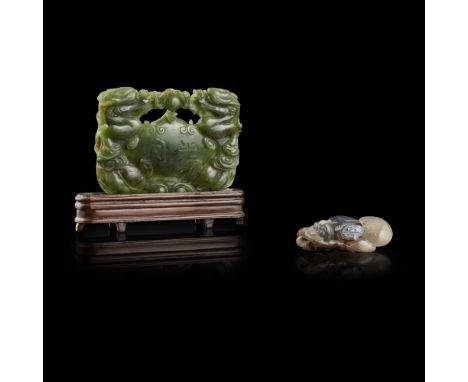 CARVED SHADOW AGATE PENDANTLATE QING DYNASTY/REPUBLIC PERIOD carved utilising the natural dark brown inclusions of the stone 