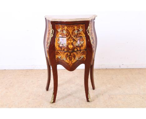 Met mahonie belijmde Louis XVI-stijl commode onder marmeren blad met 3 laden en afgezet met bronzen beslag, h. 73, br. 49, d.