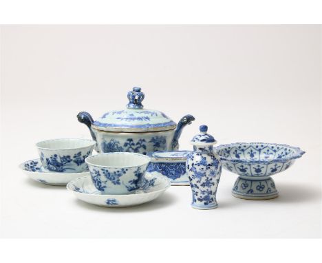 Stel Kangxi geribde porseleinen kop-en-schotels met decor van bloeiende heesters, gemerkt met ruit in dubbele cirkel&nbsp;(1x