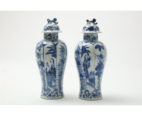 Stel porseleinen balustervormig&nbsp;dekselvazen in blauw afwisselend gedecoreerd met lange lijzen bloeiende heesters in vakk