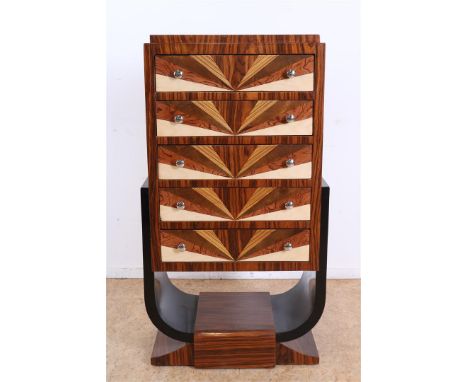 Met noten belijmde Art Deco-stijl commode met 5 laden afgezet met verchroomde trekgrepen, h. 124, br. 60, d. 44 cm.