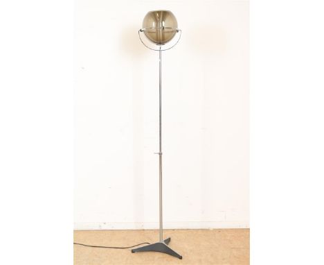 Design staande 1-lichts lamp, model: Globe, fabrikant: Raak Amsterdam, ontwerper: Frank Ligtelijn 1961.