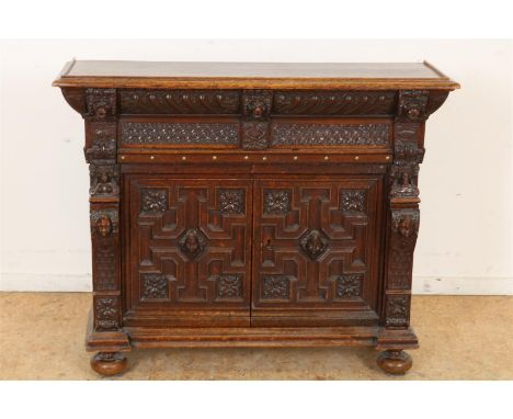 Eiken Renaissance-stijl commode met 2 paneeldeuren, versierd met leeuwen mascarons. h. 82, br. 100, d. 34 cm. 
