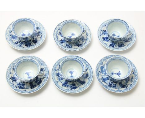 Serie van 6 porseleinen koppen (1 oor mist 6 x frittings) en schotels (5 x frittings), in blauw gedecoreerd met onsterfelijke