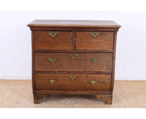 Eiken commode met 4 laden en bronzen beslag, Engeland 19e eeuw, h. 77, br. 84, d. 42 cm. 