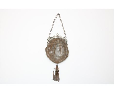 Lederen tas met zilveren tasbeugel, geh. 835/000, Nederland, jl. "K": 1920, b. 15,5 cm., br. gew. 275 gr.