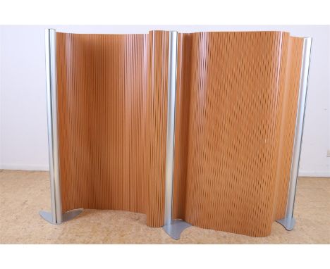 Deels houten design harmonica roomdivider, h. 140 cm. 