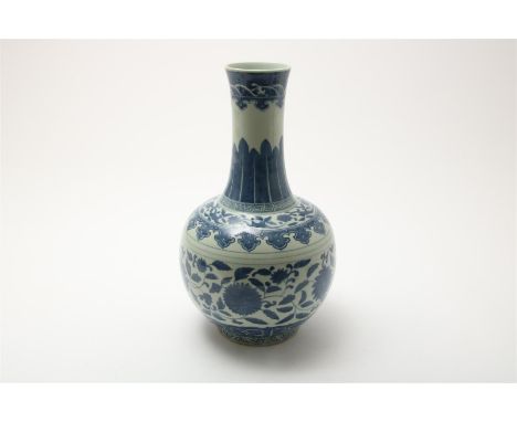 Porseleinen Kangxi-stijl vaas met blauw/wit bloemdecor, China 20e eeuw, h. 42 cm. 