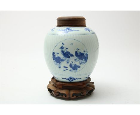 Porseleinen geribde gemberpot, gedecoreerd in blauw met zotjes in medaillions tussen randen met symbolen, met houten deksel e