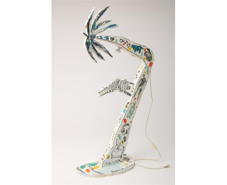 Dominique  Chan (1950-)Beschilderde houten lamp in vorm van een palmboom, gesigneerd op de voet, h. 125, b. 60 cm.