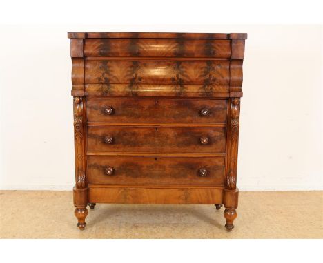 Mahonie Victoriaanse commode met 5 laden, 3 afgezet met ronde trekgrepen, het geheel rustend op los onderstel, Schotland ca. 