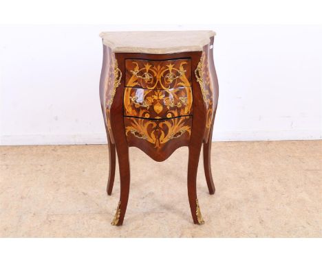 Met mahonie belijmde Louis XVI-stijl commode onder marmeren blad met 3 laden en afgezet met bronzen beslag, h. 73, br. 49, d.