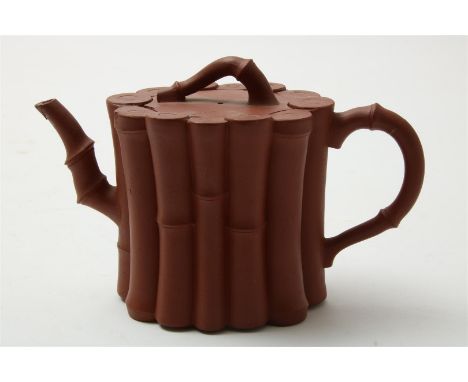 Yixing theepot, bamboedecor, mogelijk Kangxi, China 18e/19e eeuw, h. 14 cm. (gebarsten en gelijmd)