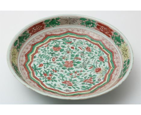 Porseleinen Kangxi ronde schotel met Famille Verte decor, de bodem met dubbele standring, diam. 33,5 cm. China, 18e eeuw (met