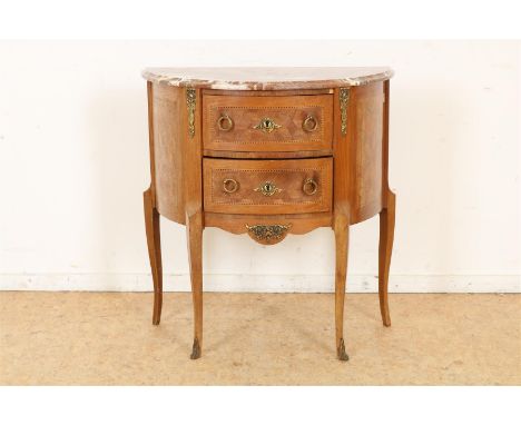 Mahonie demi lune commode met intarsia onder marmeren blad, h. 74, br. 70, d. 35 cm. 