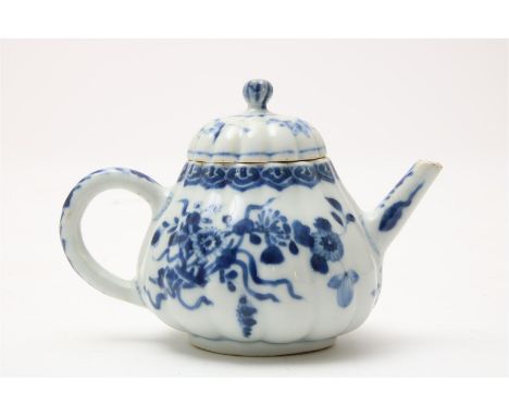 Porseleinen gelobde&nbsp;Kangxi theepot met bloemdecor, China 18e eeuw, h. 11 cm. (bakbarst in standring, deksel en tuit met 
